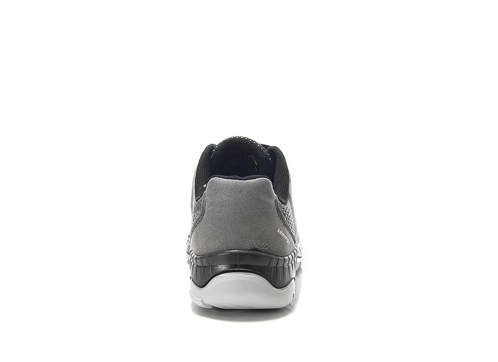 Rückansicht eines grauen und schwarzen Sneakers mit gedämpfter Sohle, ausgestattet mit atmungsaktivem Meshmaterial und einem Logo an der Seite.