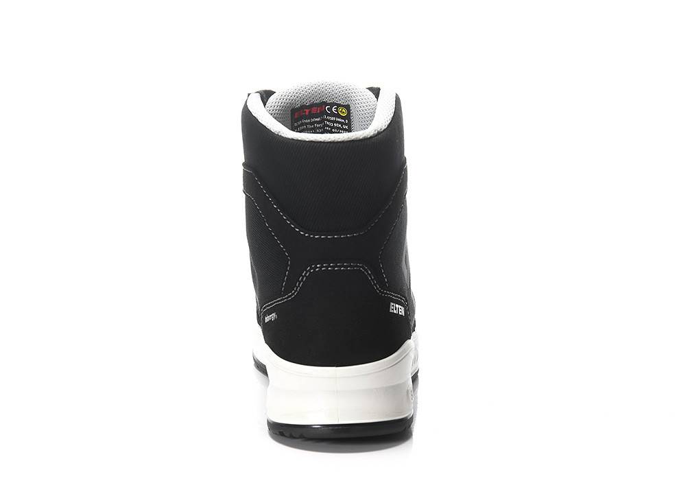 Ein schwarzer High-Top-Turnschuh, von hinten betrachtet, mit weißer Sohle und Stickdetails. Der Turnschuh hat ein sportliches Design.