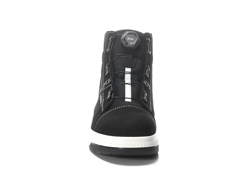 Ein schwarzer und weißer Sneaker mit verstärkter Zehenpartie, Schnürverschluss und reflektierendem Streifen, von vorne gegen einen einfarbigen Hintergrund präsentiert.
