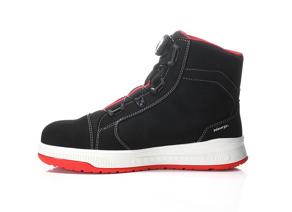 Ein schwarzer und roter High-Top-Sneaker mit weißer Sohle, versehen mit detaillierter Naht und Knöchelunterstützung, der vor einem weißen Hintergrund positioniert ist.