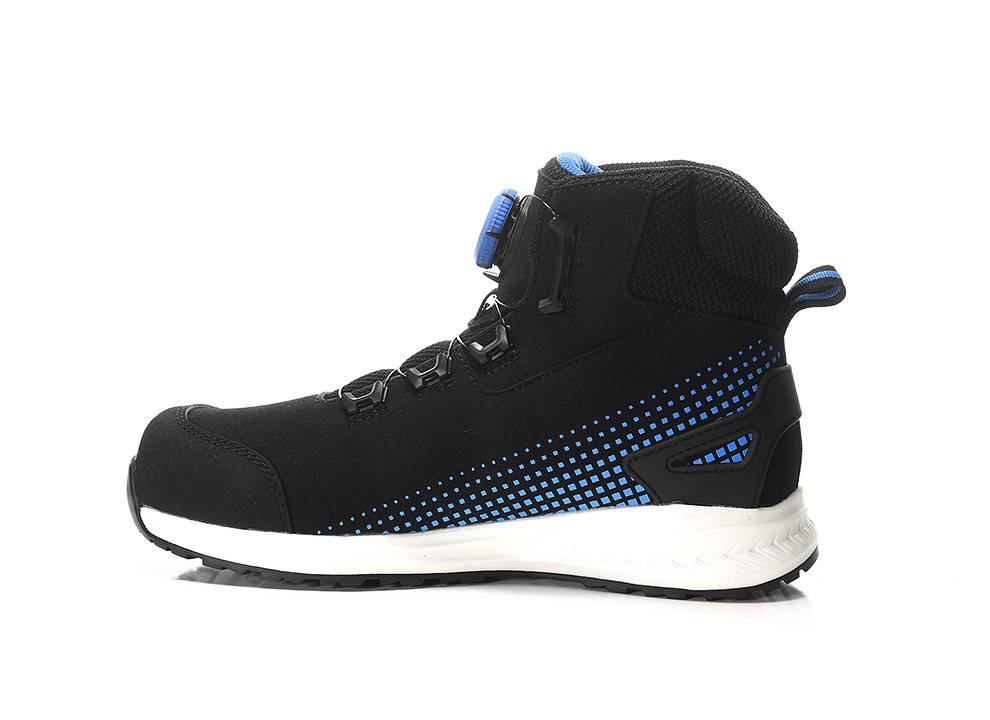 Ein schwarzer und blauer Wanderschuh mit einer robusten Sohle, der eine Seitenansicht-Detailaufnahme zeigt. Der Schuh hat schwarze Schnürsenkel, einen gepolsterten Knöchelbereich und eine strukturierte Profilsohle.