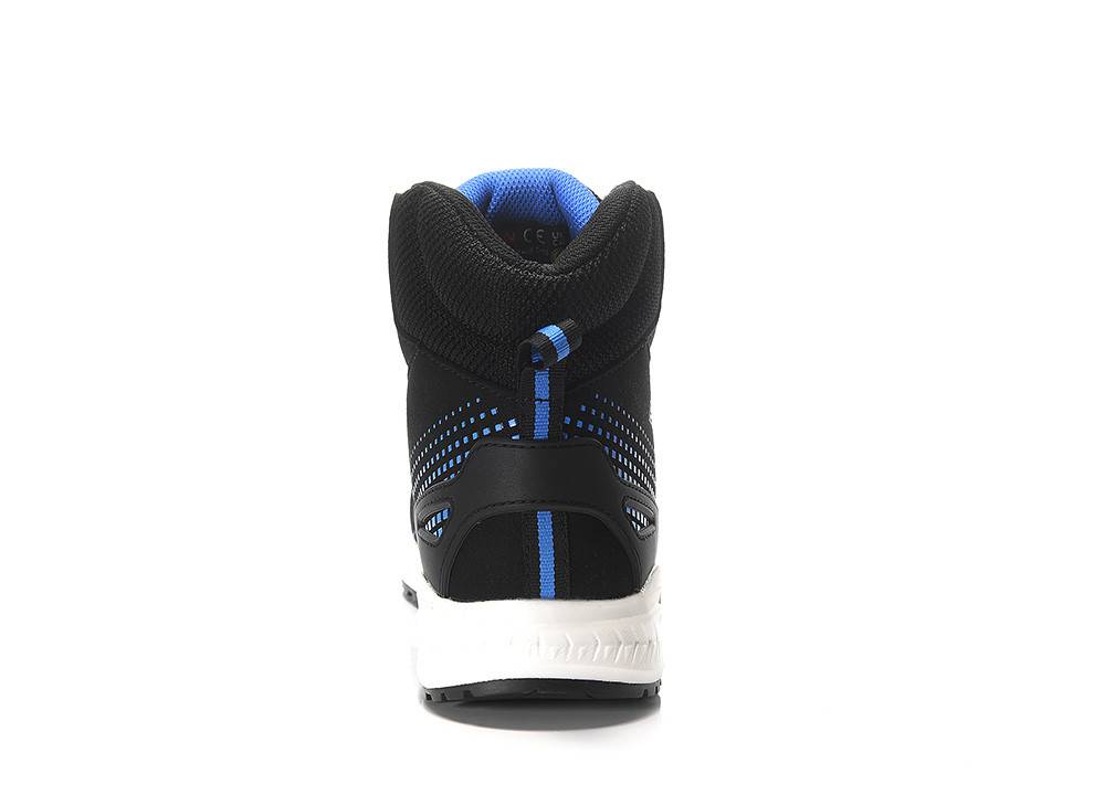 Ein schwarzer und blauer athletischer Schuh, von hinten betrachtet, der seine hohe Knöchelunterstützung und gedämpfte Sohle vor einem schlichten weißen Hintergrund zeigt.