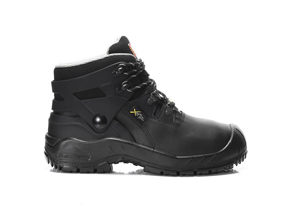 Ein schwarzer, robuster Sicherheitsstiefel mit verstärkter Zehenpartie, gepolsterter Knöchelunterstützung, dickem Profil und strapazierfähigen Schnürsenkeln, konzipiert für industrielle Einsätze.