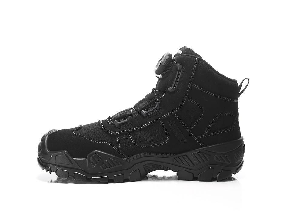 Ein schwarzer Wanderschuh mit robuster Sohle und einem Drehverschlusssystem, entwickelt für Outdoor-Aktivitäten und raues Gelände.