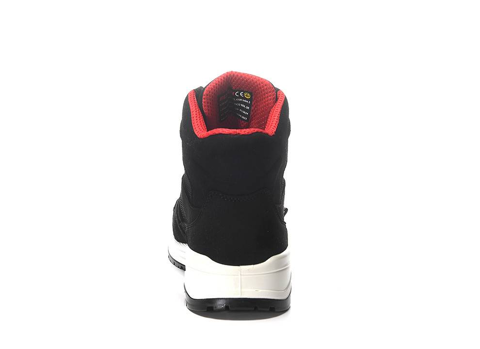 Ein schwarzer und roter Sneaker im High-Top-Stil, von hinten betrachtet, mit hervorgehobenem gepolstertem Kragen und weißer Sohle.