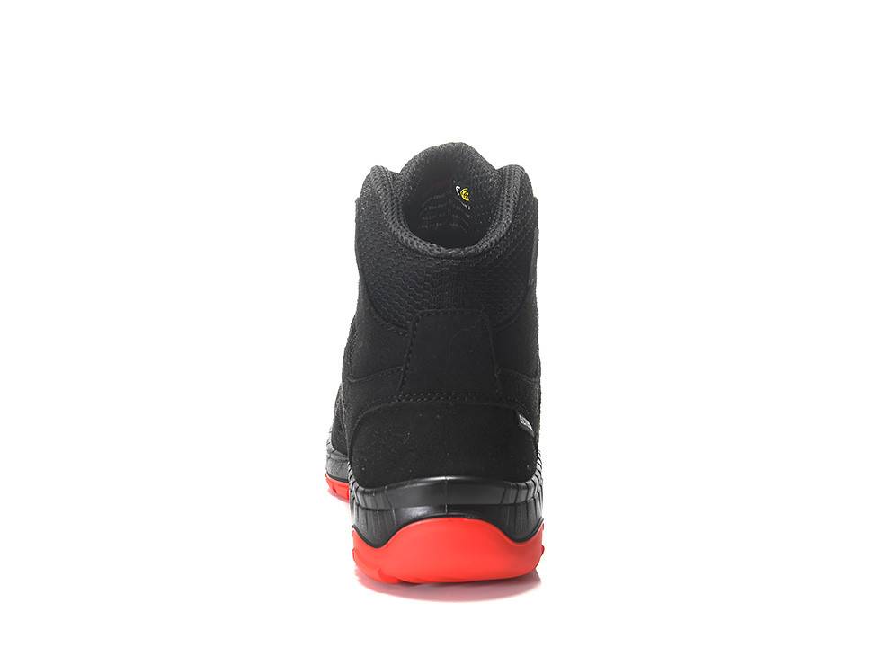 Ein schwarzer Sneaker mit einer leuchtend roten Sohle wird von hinten präsentiert, wobei sein Design und Farbkontrast hervorgehoben werden.