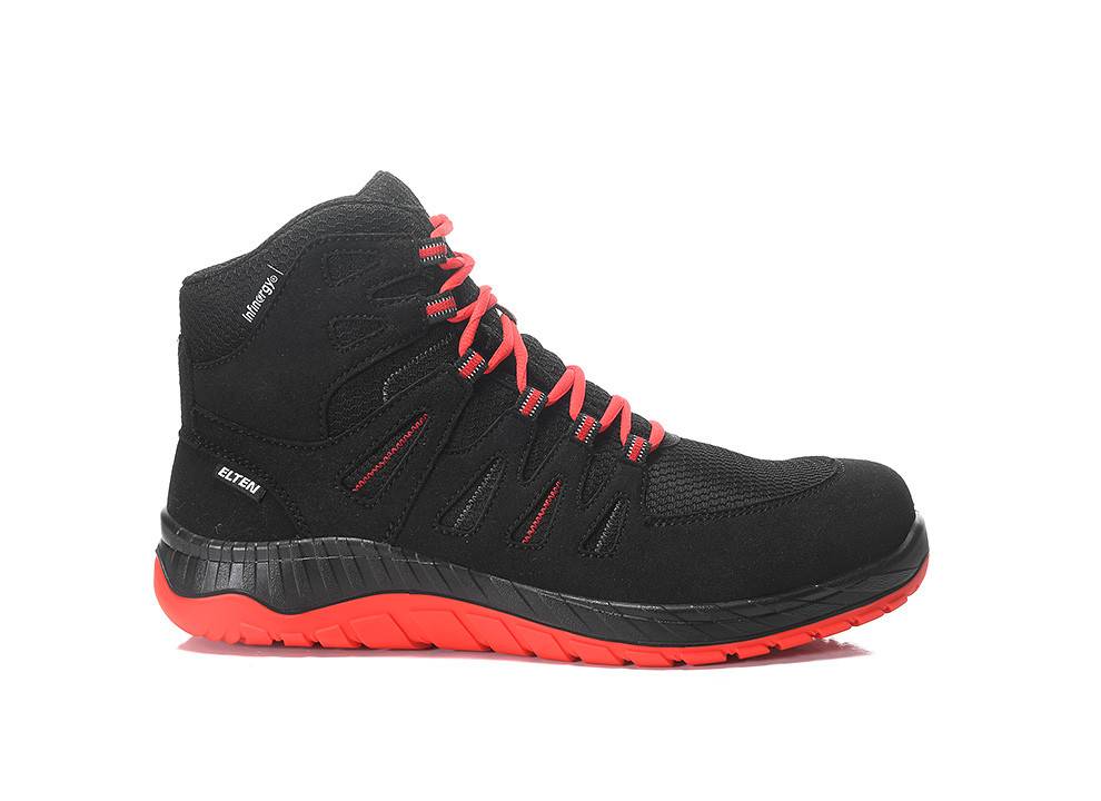 Ein schwarzer Wanderschuh mit roten Akzenten, versehen mit roten Schnürsenkeln und einer strukturierten roten Sohle, vor einem weißen Hintergrund.