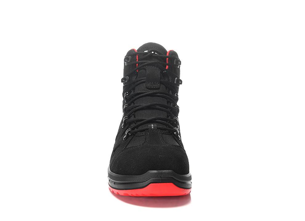 Ein schwarzer Wanderschuh mit roten Akzenten und einer dicken roten Sohle, von vorne betrachtet.