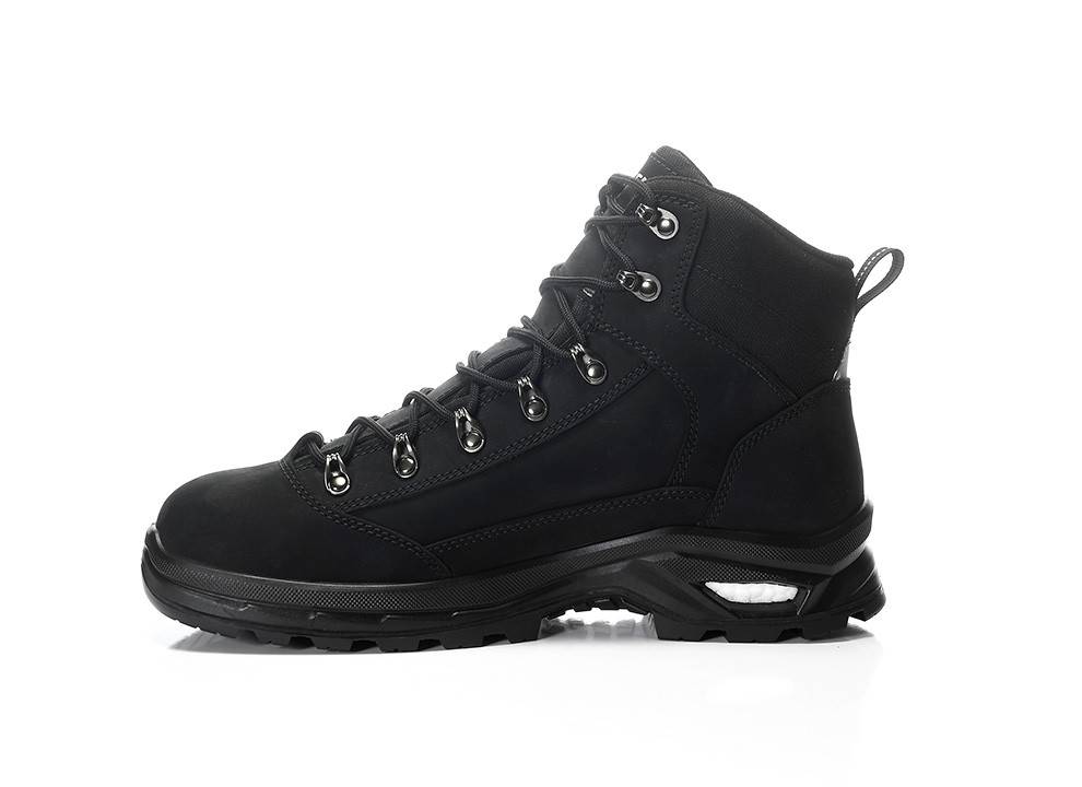 Ein schwarzer Wanderschuh mit robusten Schnürsenkeln und einer griffigen Sohle, für Gelände im Freien konzipiert, wird vor einem weißen Hintergrund präsentiert.