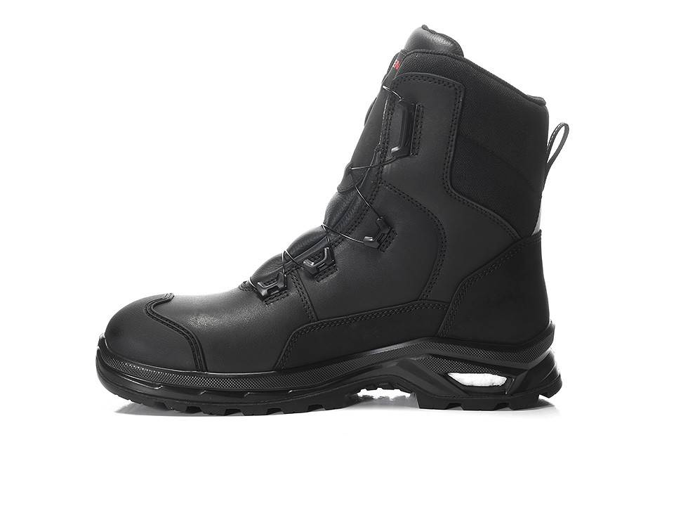 Ein schwarzer Lederwanderschuh mit hohem Schaftdesign, Schnürverschluss vorne, robuster Sohle für guten Halt und einer kleinen Zugschlaufe hinten für einfaches Anziehen.