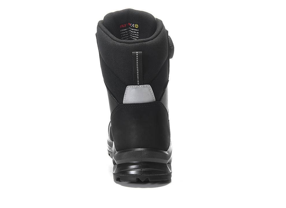 Ein schwarzer Stiefel, von hinten gesehen, mit einer robusten Sohle und einem reflektierenden Aufnäher in der Nähe der Ferse für hohe Sichtbarkeit.