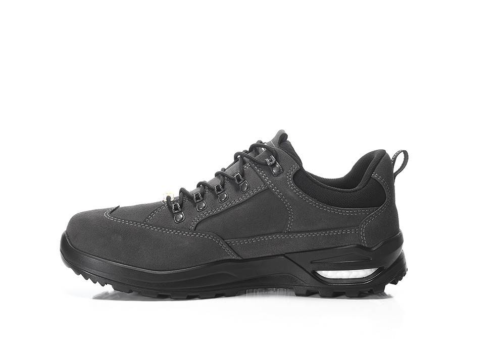 Ein schwarzer Wanderschuh mit robuster Sohle, speziell für Outdoor-Aktivitäten entwickelt, mit Schnürsenkeln und gepolsterter Knöchelunterstützung.