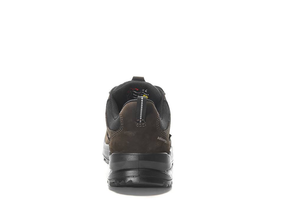 Ein einzelner brauner Wanderschuh mit einer schwarzen Sohle, von hinten gesehen, auf weißem Hintergrund.