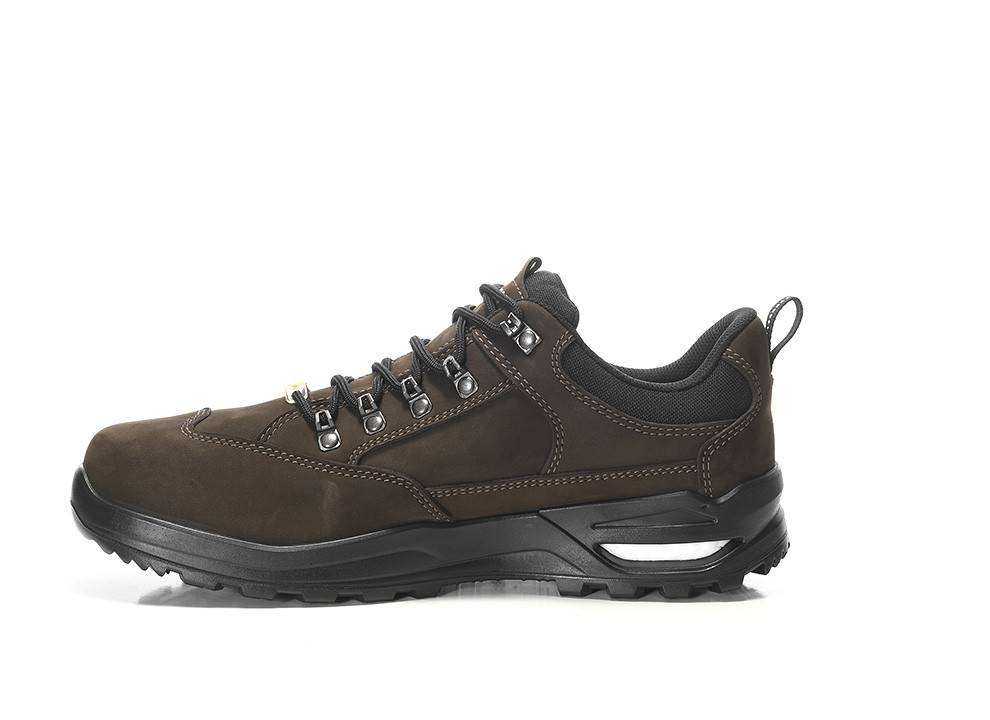 Ein brauner Wanderschuh mit schwarzen Akzenten, robuster Sohle und Metallösen für die Schnürsenkel ist auf einem neutralen Hintergrund abgebildet.
