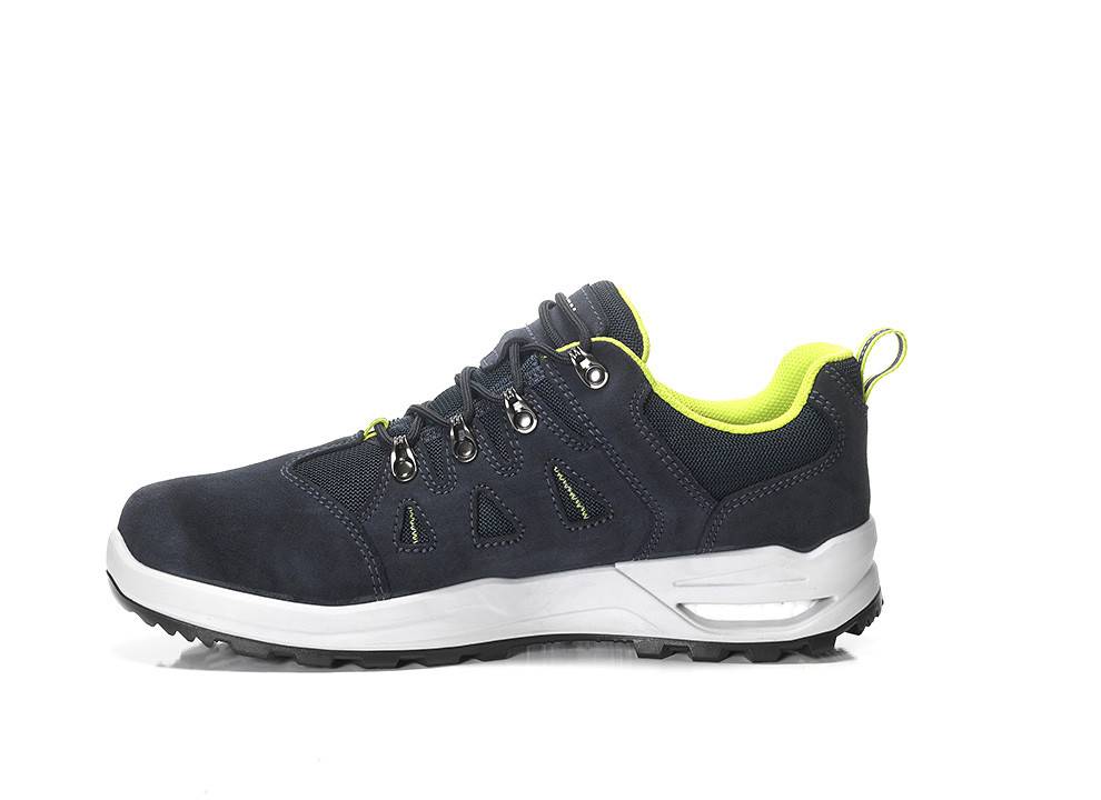 Ein marineblauer Wanderschuh mit leuchtend gelben Akzenten, ausgestattet mit einer robusten Sohle und Metalllöchern für die Schnürsenkel, vor einem weißen Hintergrund.