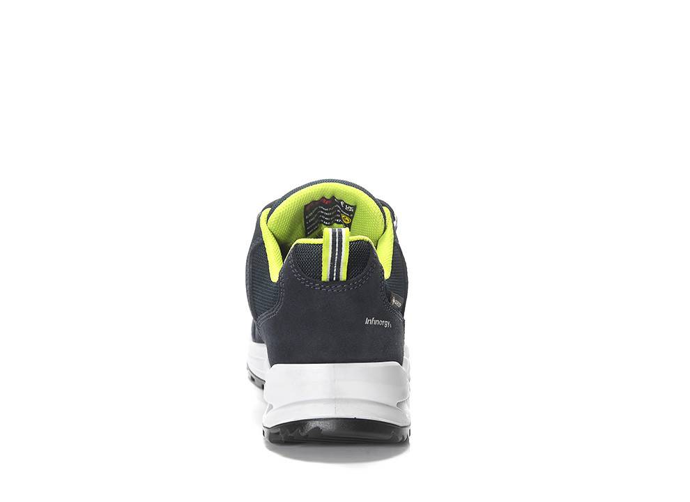 Ein navy-blauer und limettenfarbener Sneaker, von hinten betrachtet, präsentiert seine Fersenkonstruktion und Textur mit einer schwarzweißen Sohle.