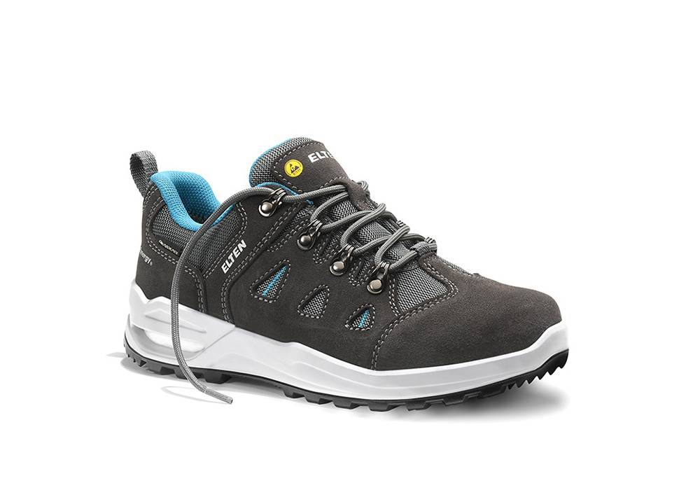 Ein einzelner grau-blauer Sportschuh mit weißer Sohle und schwarzem Profil, ausgestattet mit grauen Schnürsenkeln und einem kleinen gelben Emblem auf der Zunge.