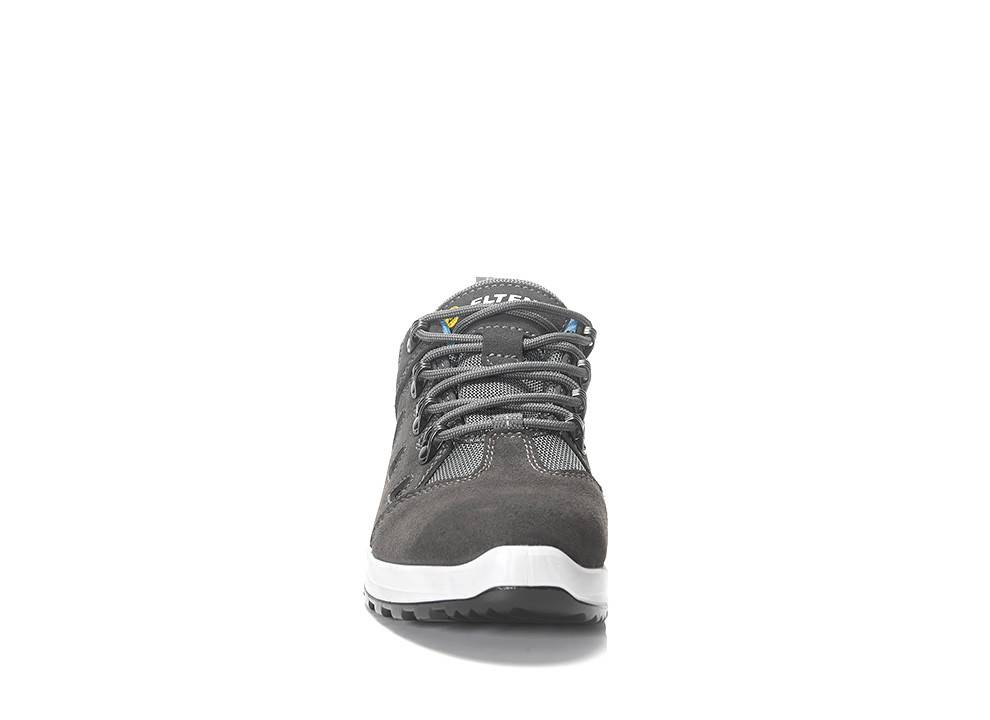 Ein Wanderschuh aus schwarzem Leder und Mesh mit einer robusten, profilierten Gummisohle. Der Schuh ist auf Langlebigkeit und Komfort ausgelegt.