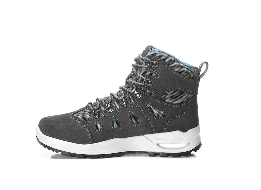 Ein grauer Outdoor-Wanderschuh mit robuster Sohle, blauen Akzenten und schwarzen Schnürsenkeln, entwickelt für Langlebigkeit und Komfort bei Outdoor-Aktivitäten.