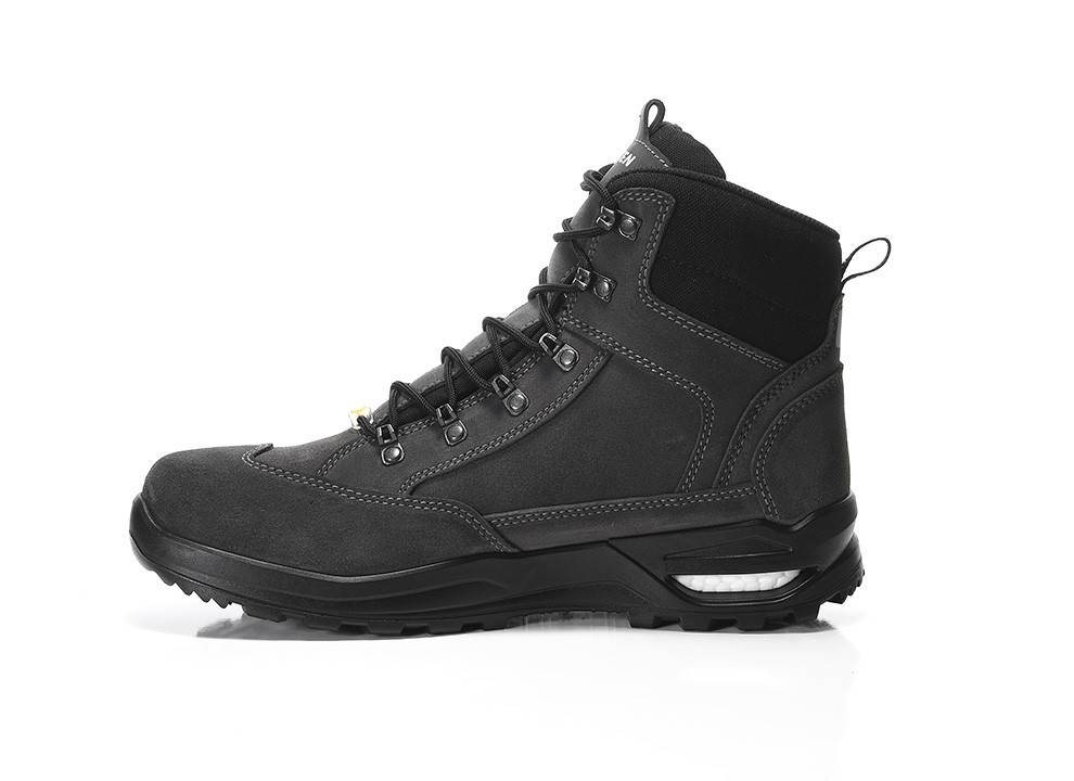 Ein schwarzer Wanderschuh mit grauen Nähten, metallfarbenen Ösen und einer robusten Sohle, konzipiert für Outdoor-Aktivitäten.