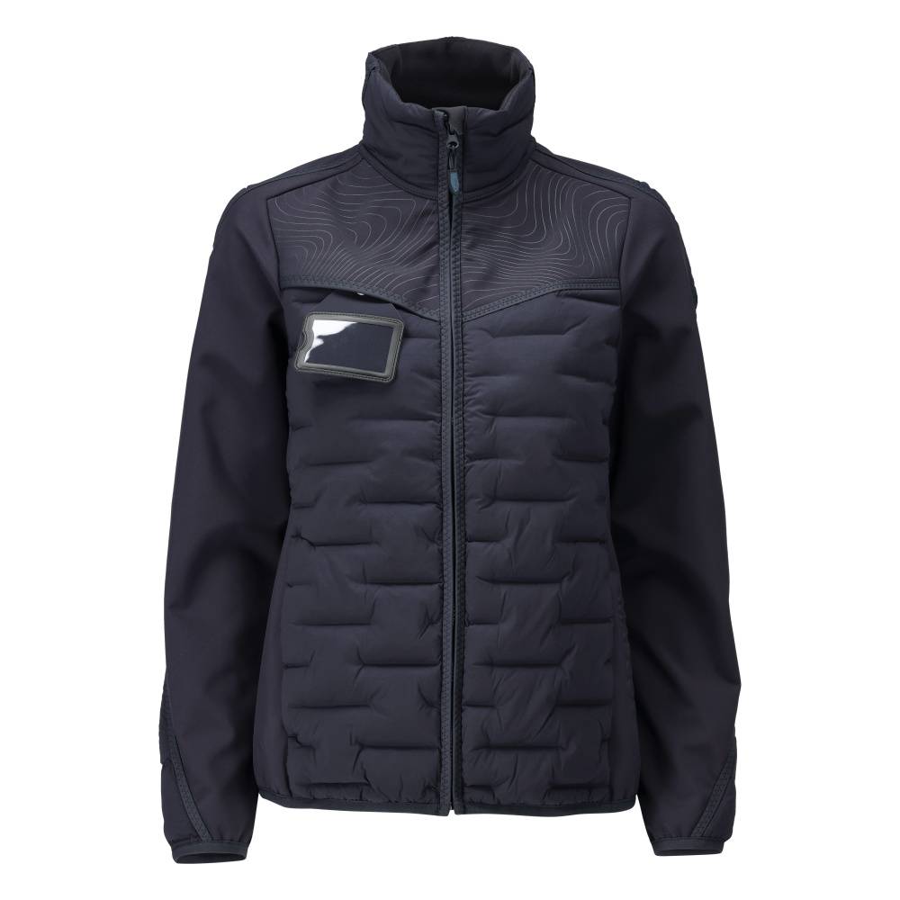 Eine marineblau gesteppte Jacke mit Stehkragen, die eine kleine Reißverschlusstasche auf der oberen linken Brust aufweist.