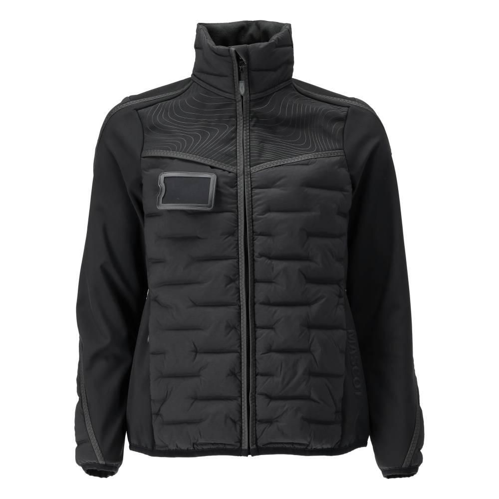 Eine schwarze Jacke mit hohem Kragen und gesteppter Vorderseite, versehen mit einem kleinen rechteckigen Aufnäher auf der linken Brust.