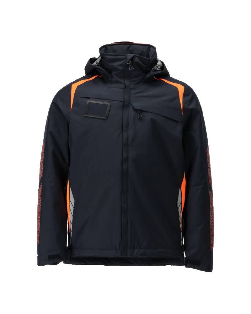 Eine schwarze und orangefarbene wasserdichte Jacke vor weißem Hintergrund mit hohem Kragen, durchgehender Reißverschlusslinie und reflektierenden Streifenakzenten.