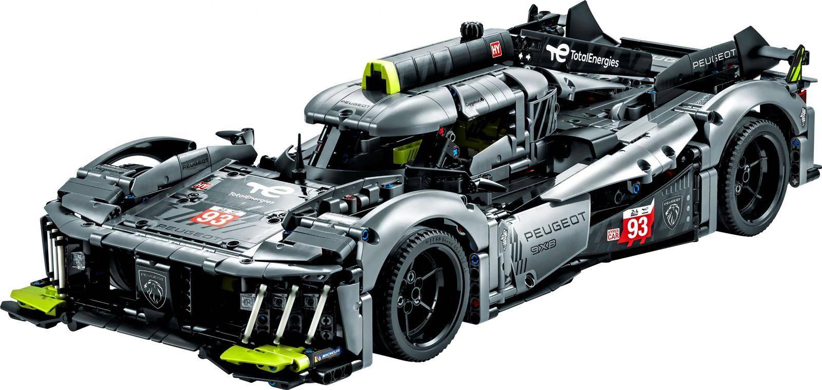 Ein silbern und schwarz gefärbtes Peugeot-Rennwagen-Modell mit der Nummer 93, gezeigt vor einem weißen Hintergrund.