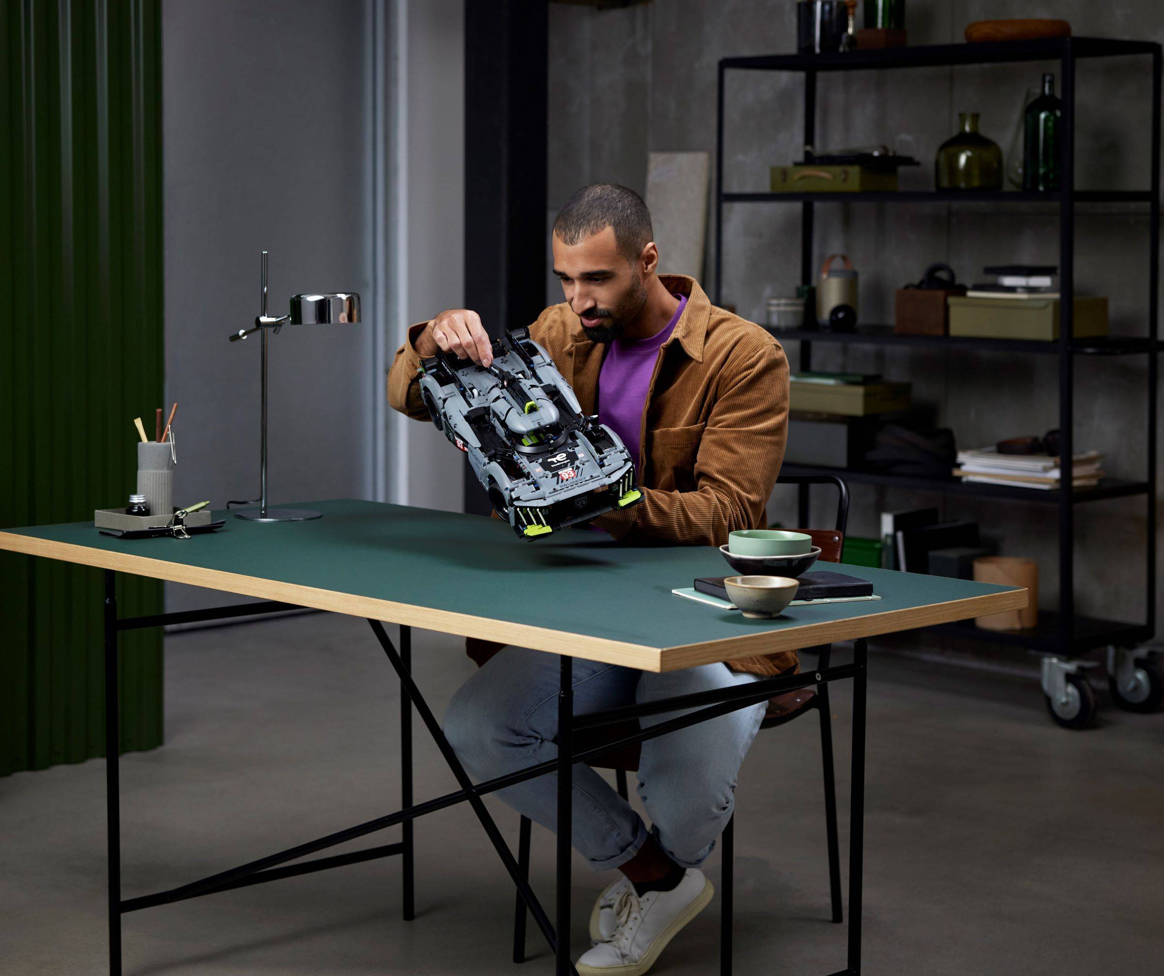 LEGO® Technic™ 42156 PEUGEOT 9X8 24H Le Mans Hybrid Hypercar