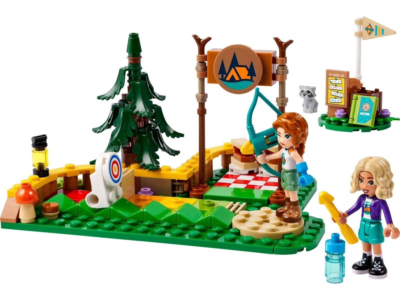 LEGO-Campingszene mit zwei Minipuppen, Zelt, Baum, Bogenschießziel, Lagerfeuer, Picknickbereich, Wegweiser und kleinem Kiosk mit Zubehör.