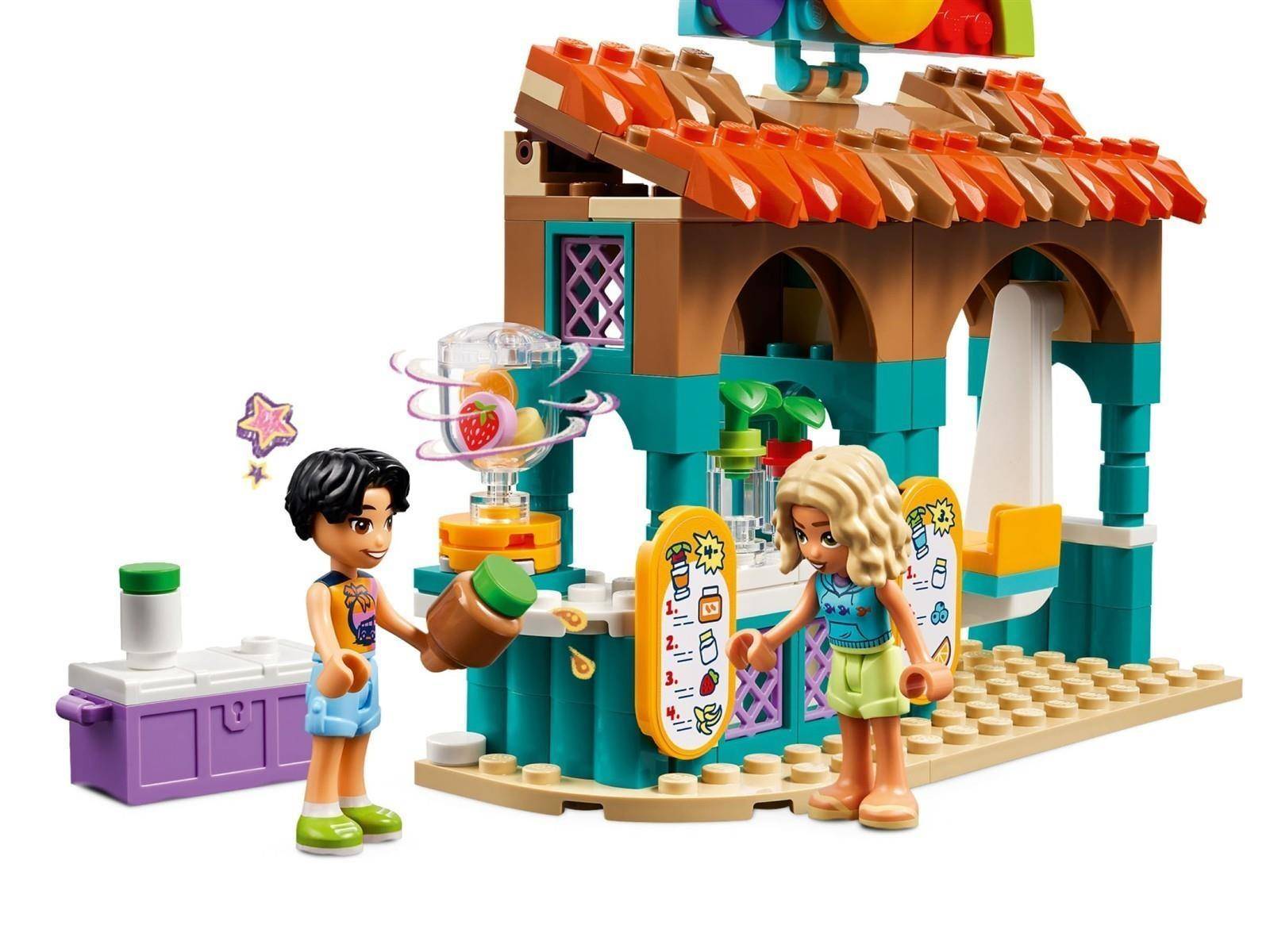 Zwei Kinder stehen an einem bunten LEGO-Fruchtsaftstand mit Getränkespendern, Bechern und einem Dach im tropischen Stil.