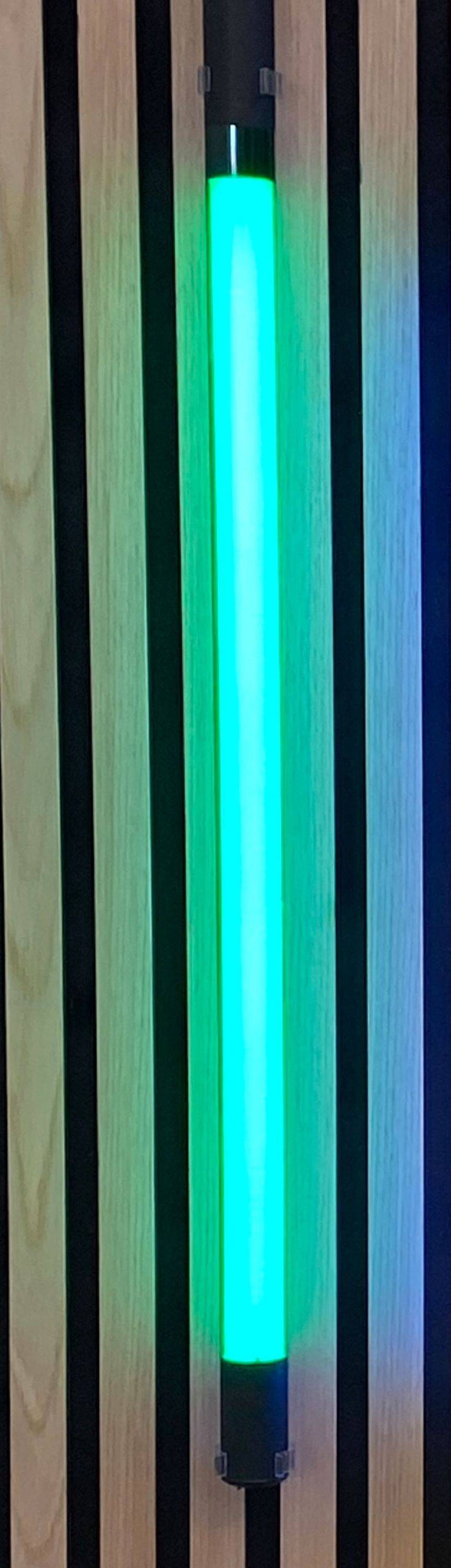 Bunte vertikale Streifen in verschiedenen Schattierungen, einschließlich eines leuchtenden türkisfarbenen Streifens in der Mitte, vor einem dunkleren Hintergrund.