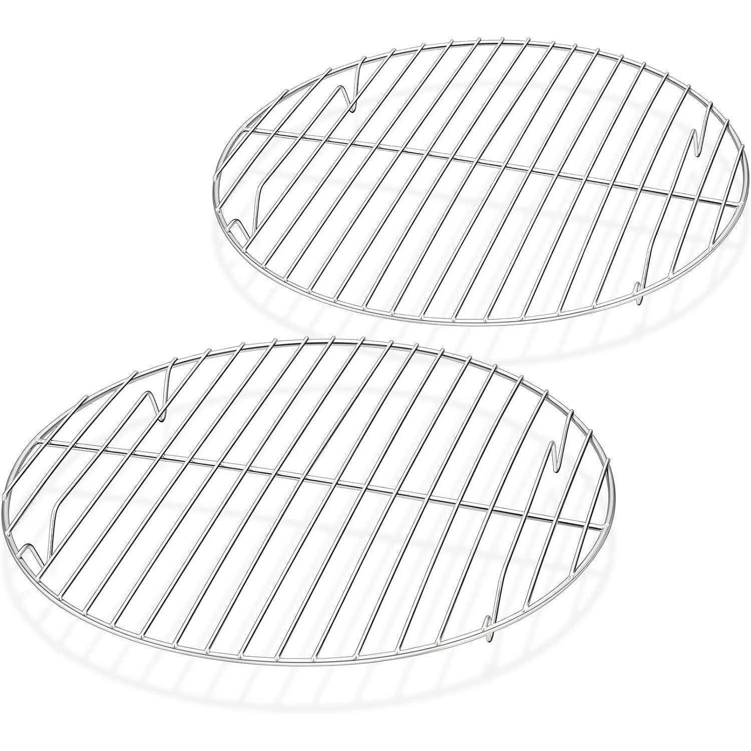 Zwei runde Metallkühlroste mit parallelen Stäben, für das Backen konzipiert, die vor einem weißen Hintergrund gezeigt werden.
