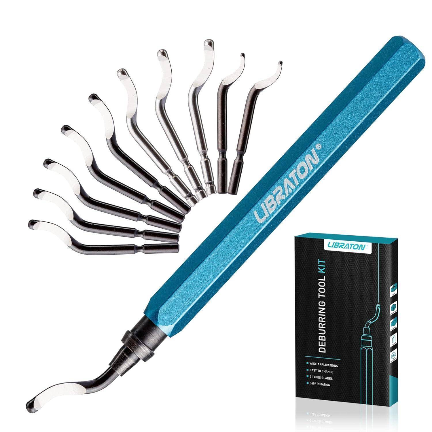 Entgratungswerkzeug-Set mit zehn gebogenen Metallklingen und einem blauen Griff. Verpackungsbox mit der Aufschrift 'ENTGRATUNGSWERKZEUG-SET' daneben.