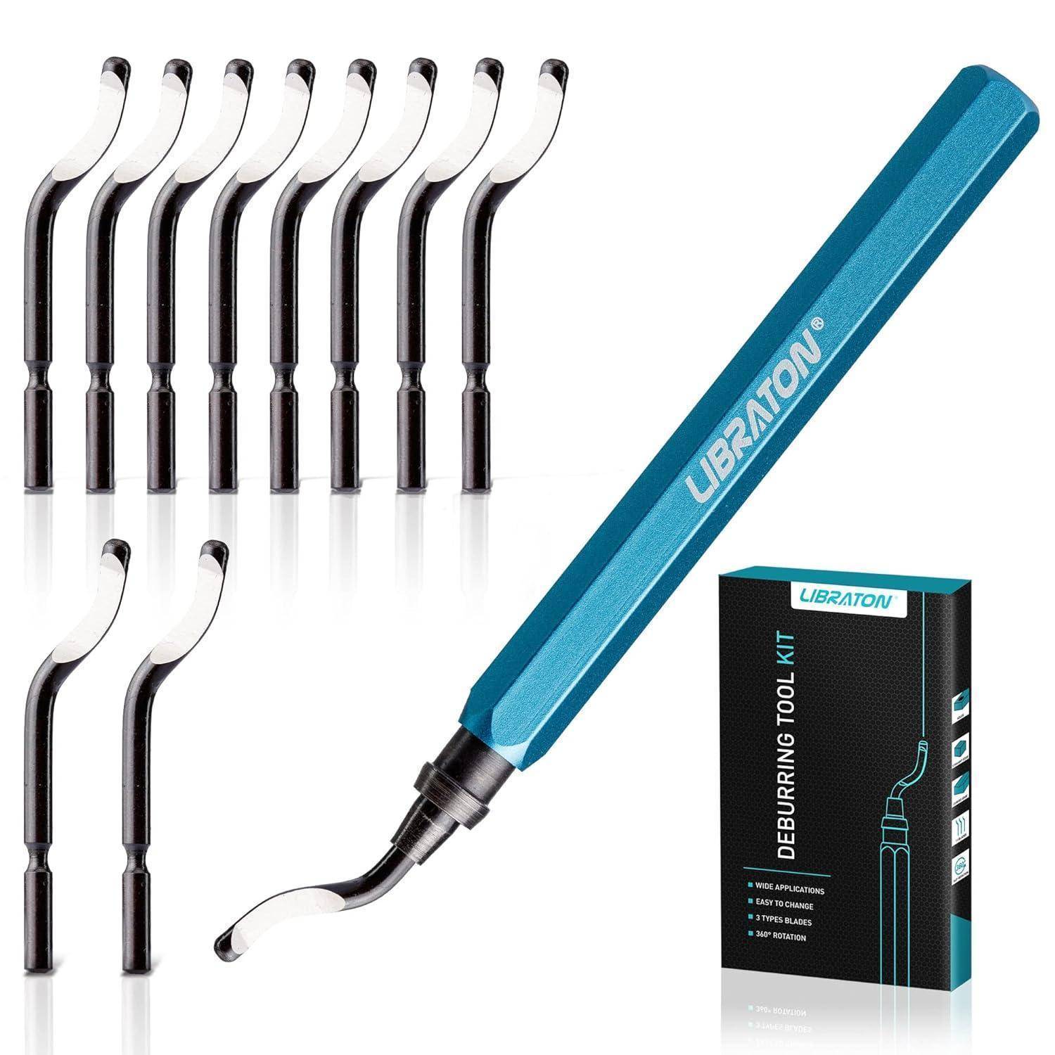 Entgratungswerkzeug-Set mit einem blauen Griff und mehreren gebogenen Metallklingen, zusammen mit seiner Verpackung abgebildet, zum Glätten von Kanten entwickelt.