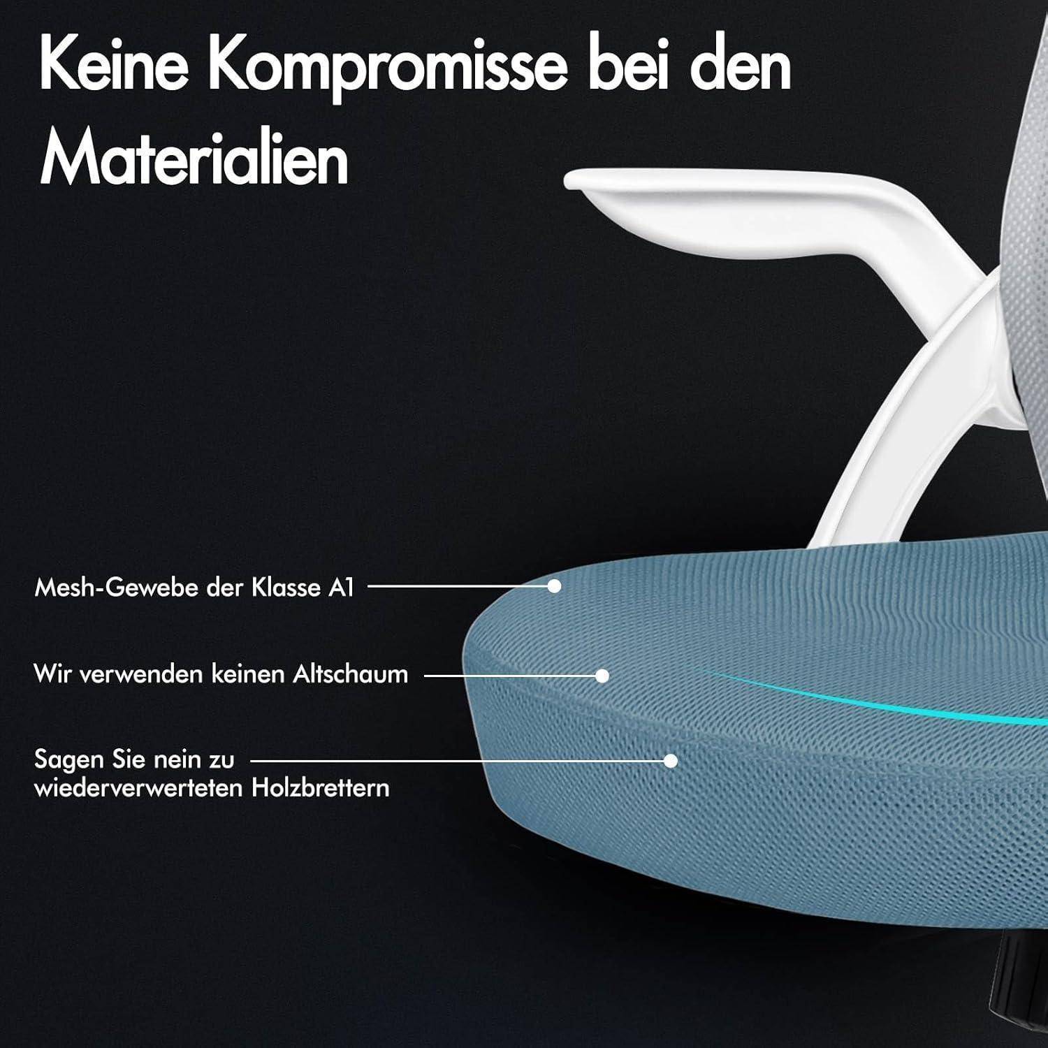 Eine Nahaufnahme eines blauen Bürostuhls mit Anmerkungen, die Materialmerkmale hervorheben: Hochwertige A1 Maschenfabrik, recycelte Holzfasern, kein zusätzlicher Schaum. Der deutsche Text betont keine Materialzugeständnisse.
