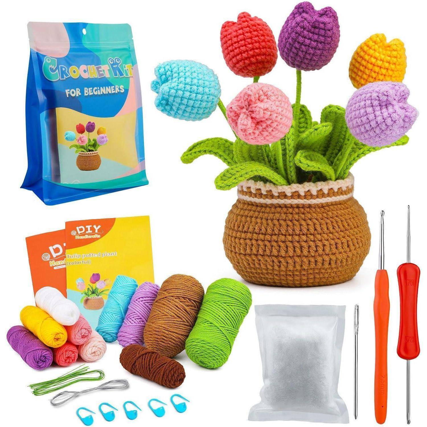 Häkelset für Anfänger mit Garn, Häkelnadeln und Anleitung. Enthält Materialien zum Herstellen von bunten gehäkelten Blumen in einem Topf.