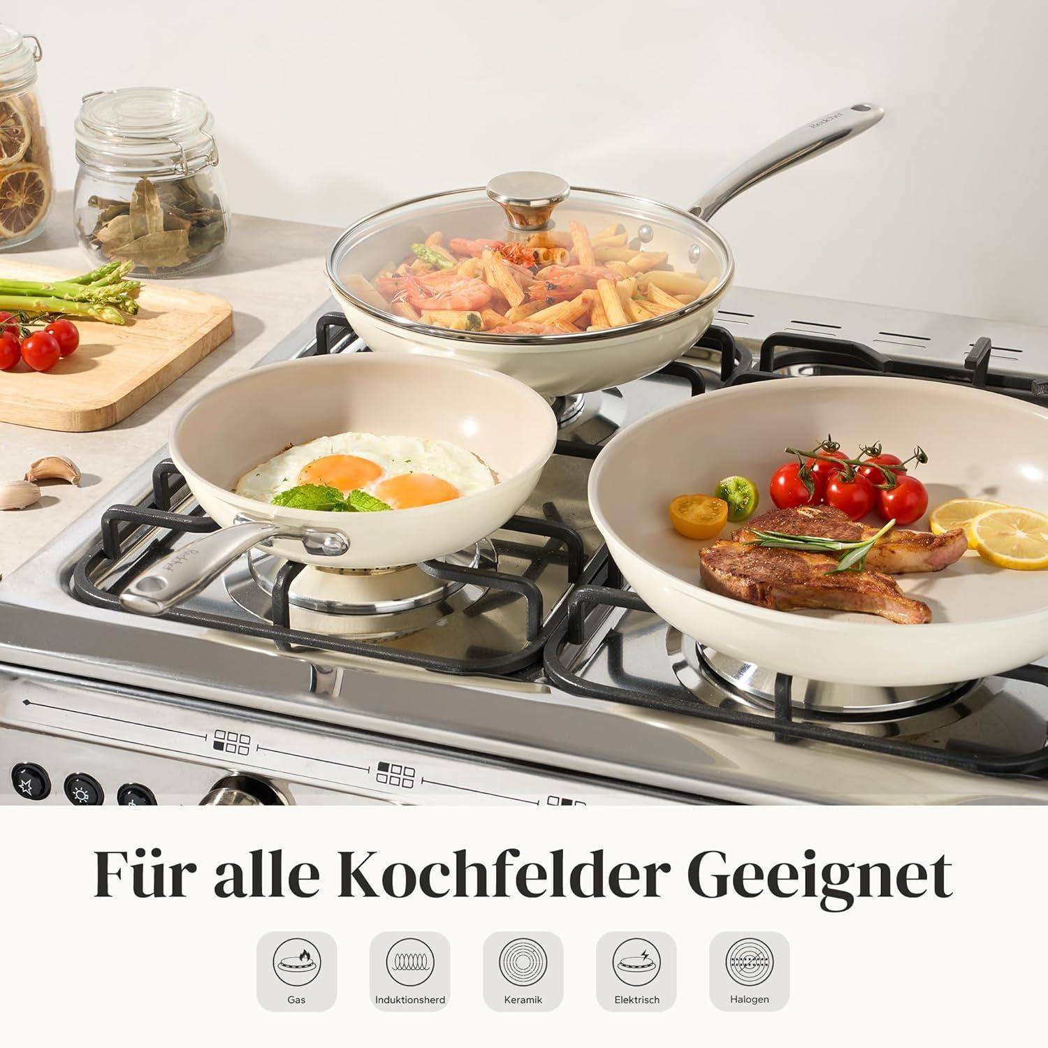 Drei Bratpfannen auf einer Herdplatte, in denen Gemüse, Eier und Steak zubereitet werden. Text am unteren Rand besagt: 'Für alle Kochfelder Geeignet