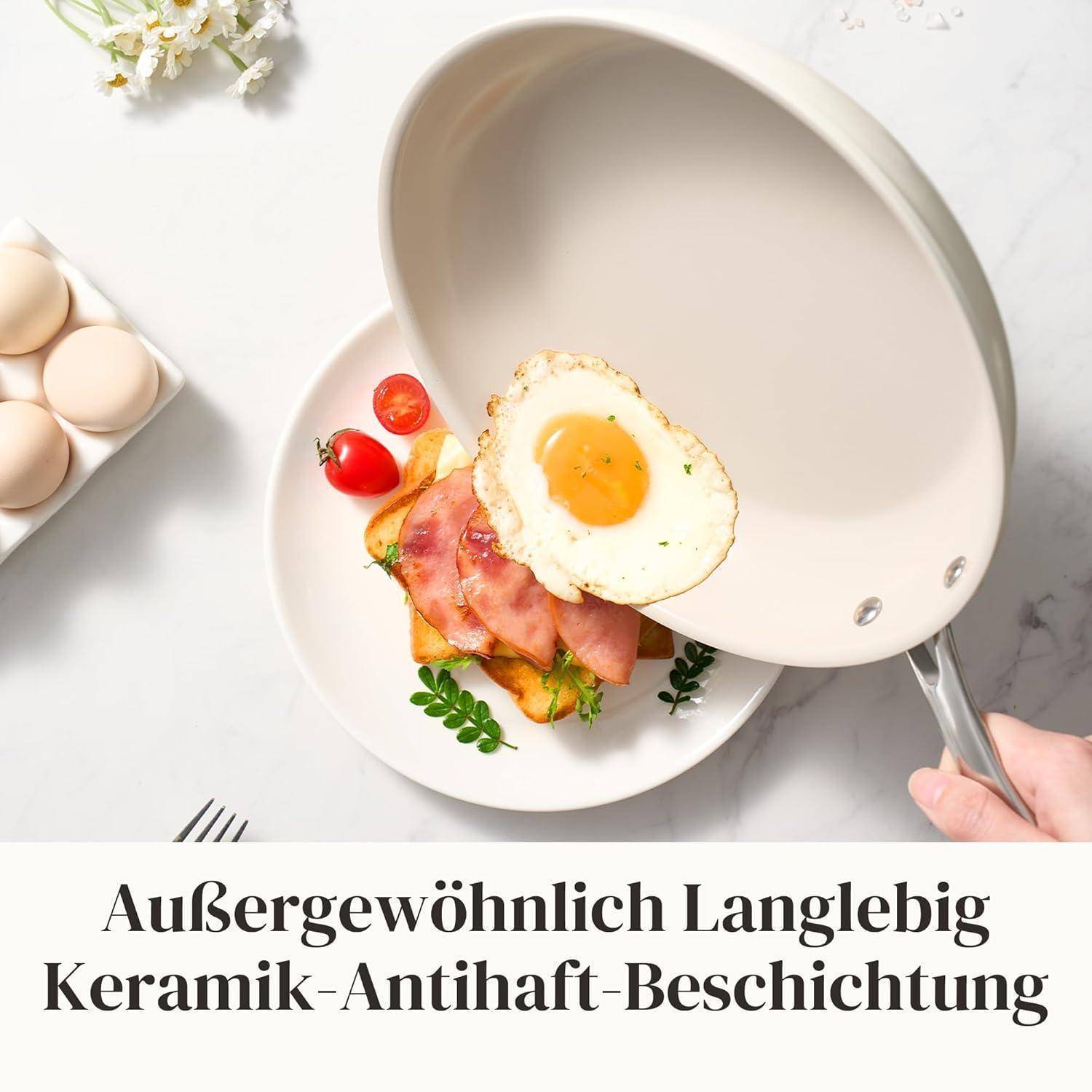 Eine Pfanne mit einem Spiegelei auf einem Teller mit Toast, Schinken und Tomaten. Text lautet: 'Außergewöhnlich Langlebig Keramik-Antihaft-Beschichtung'.