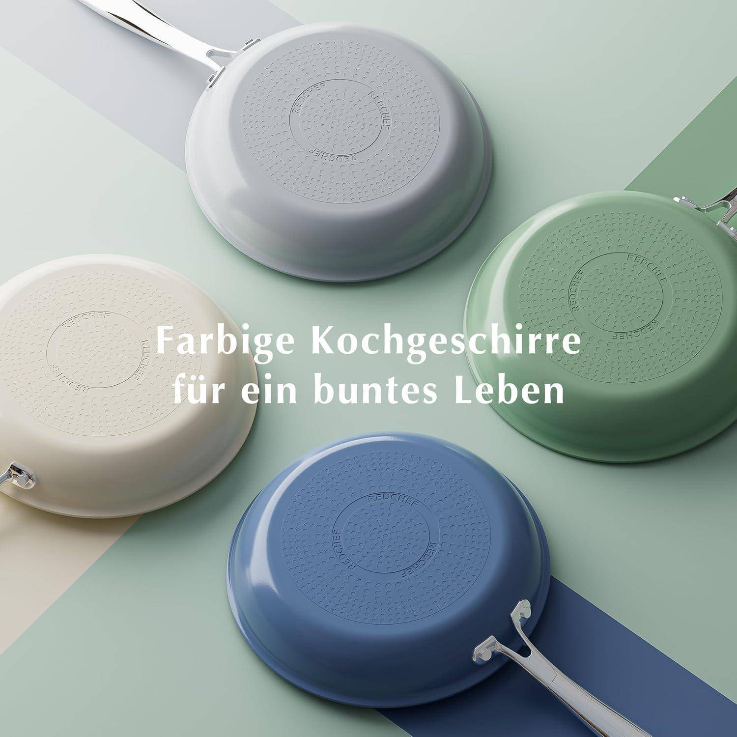 Vier farbenfrohe Pfannen auf einem Pastellhintergrund mit dem Text 'Farbige Kochgeschirre für ein buntes Leben' in der Mitte.