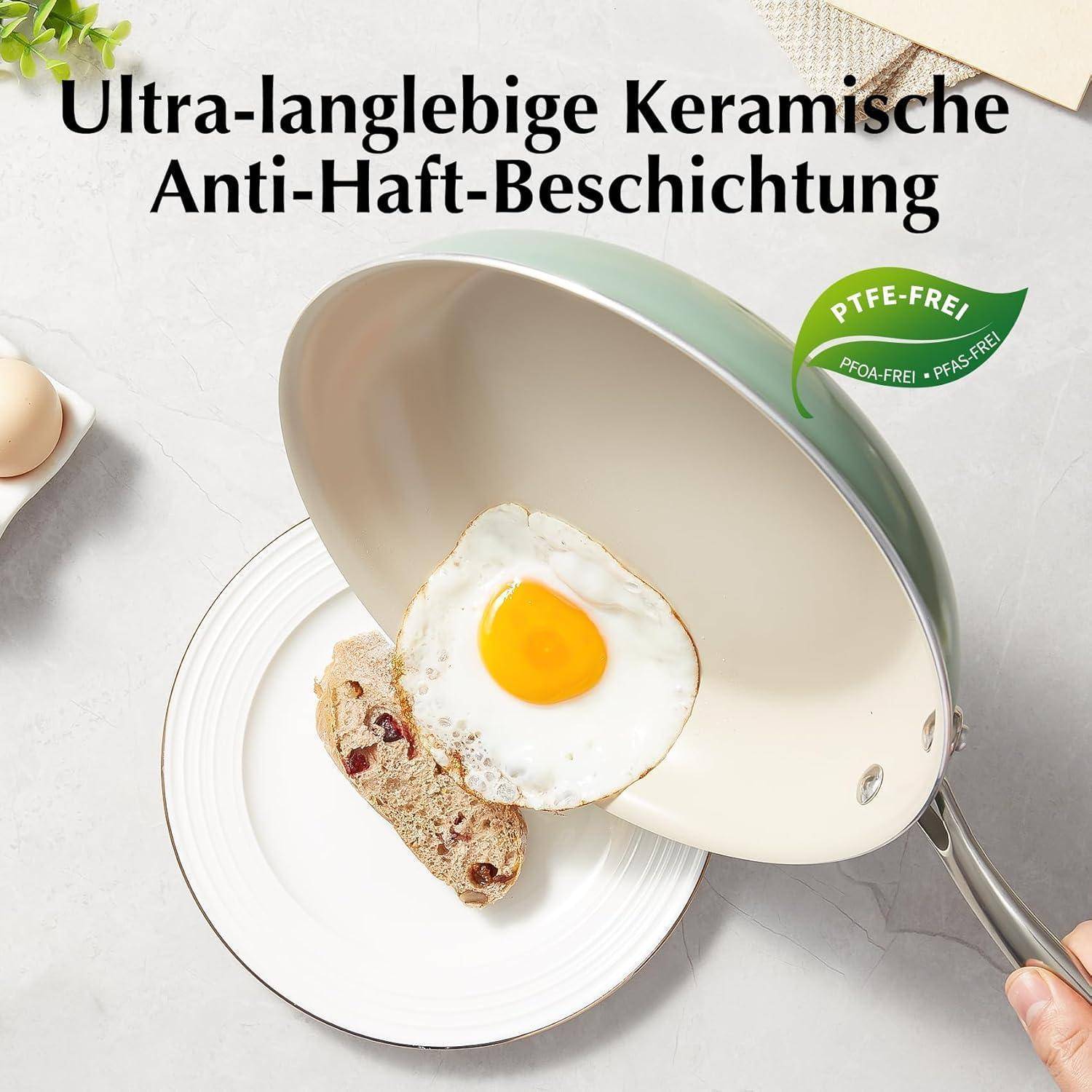 Eine Pfanne mit einem Spiegelei und Brot wird über einen Teller geneigt. Der Text im Bild hebt die langlebige Keramik-Antihaftbeschichtung hervor.