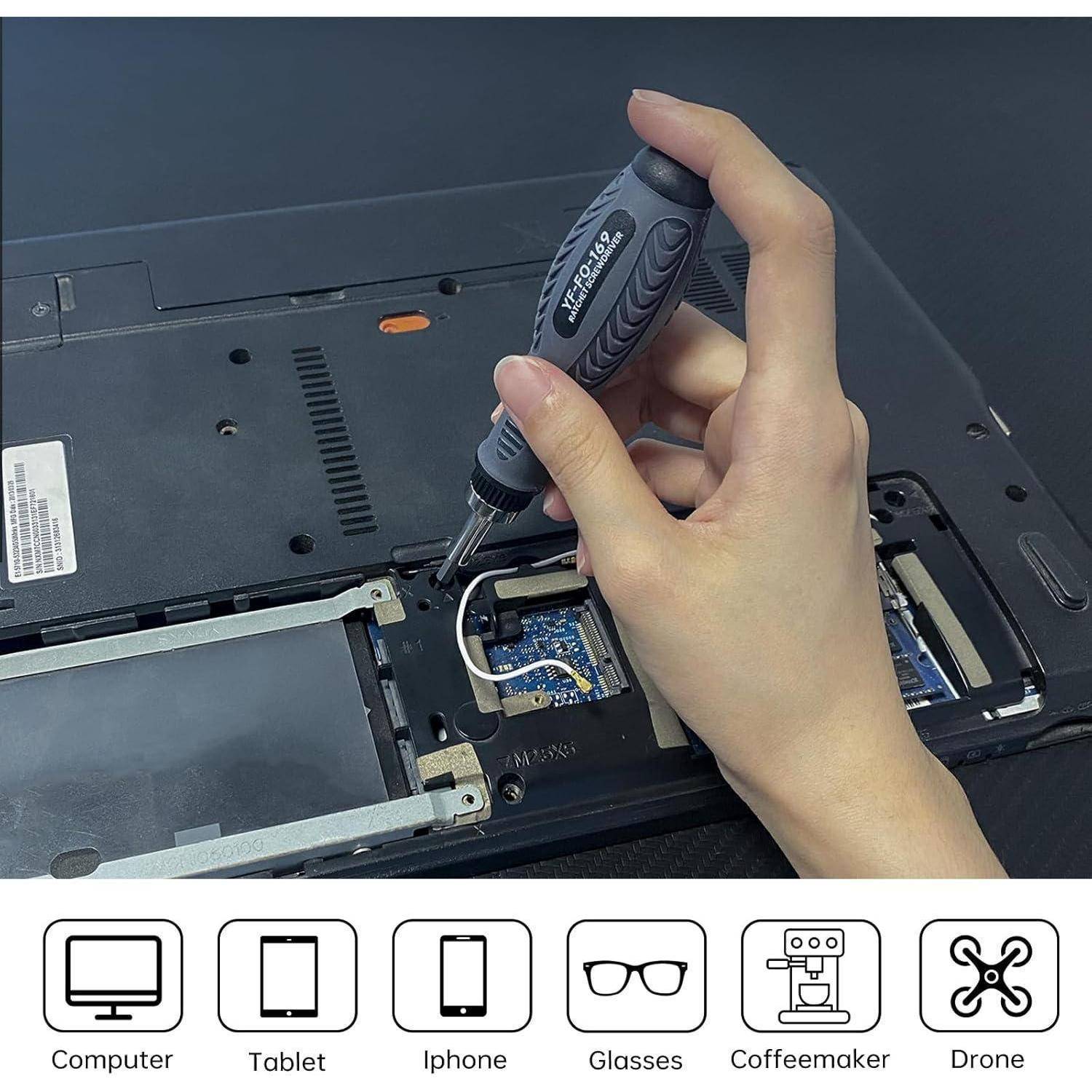 Eine Hand benutzt einen elektrischen Schraubendreher, um einen Laptop zu zerlegen. Verschiedene Icons unterhalb deuten auf Werkzeugnutzung für Computer und Elektronik hin.