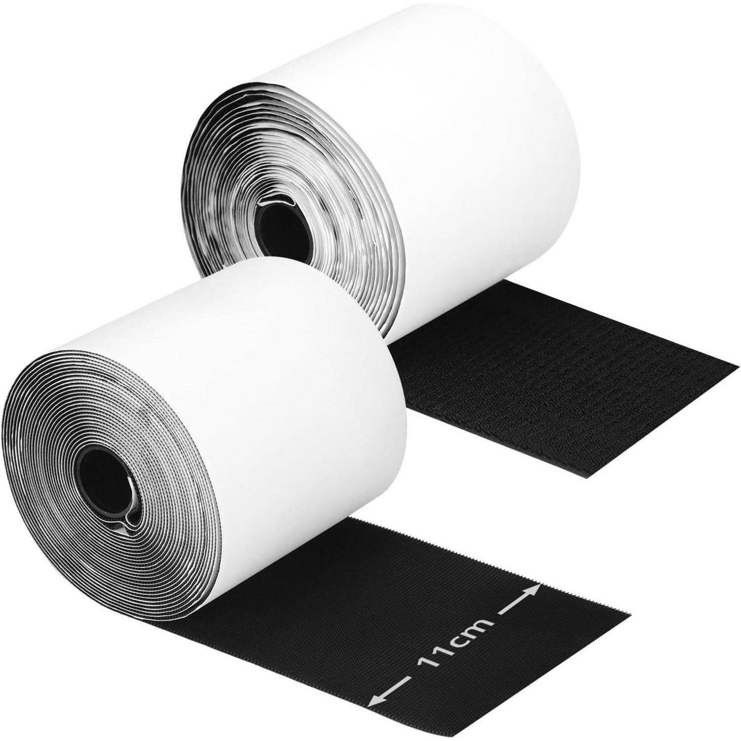 Zwei Rollen Klebeband, eine aufrecht stehend und eine liegend, die jeweils schwarzes Klebeband mit einer Breitenmarkierung von '11 cm' abwickeln.