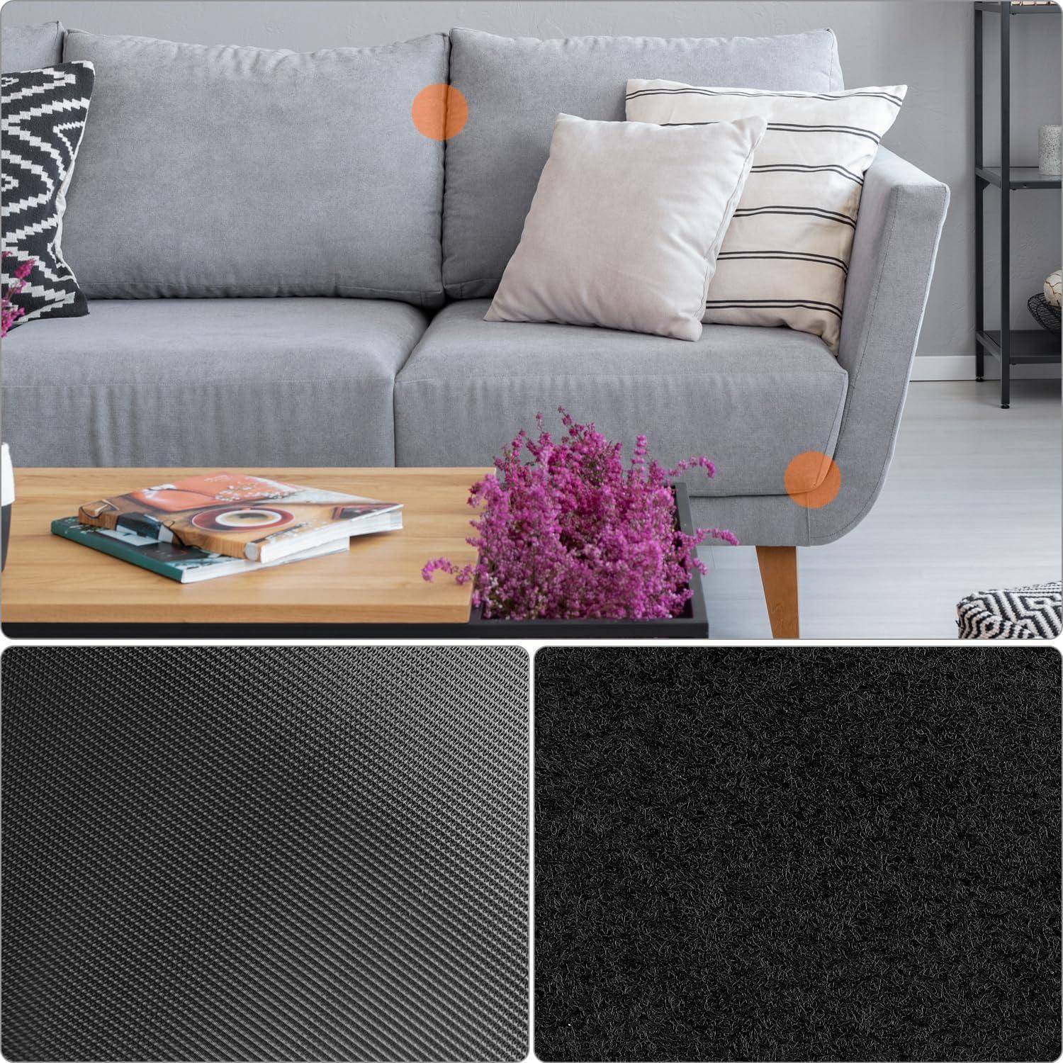 Ein modernes Wohnzimmer mit einem grauen Sofa, gestreiften und einfarbigen Kissen. Ein Couchtisch aus Holz mit Büchern und rosa Blumen. Teppichtexturen sind zu sehen.