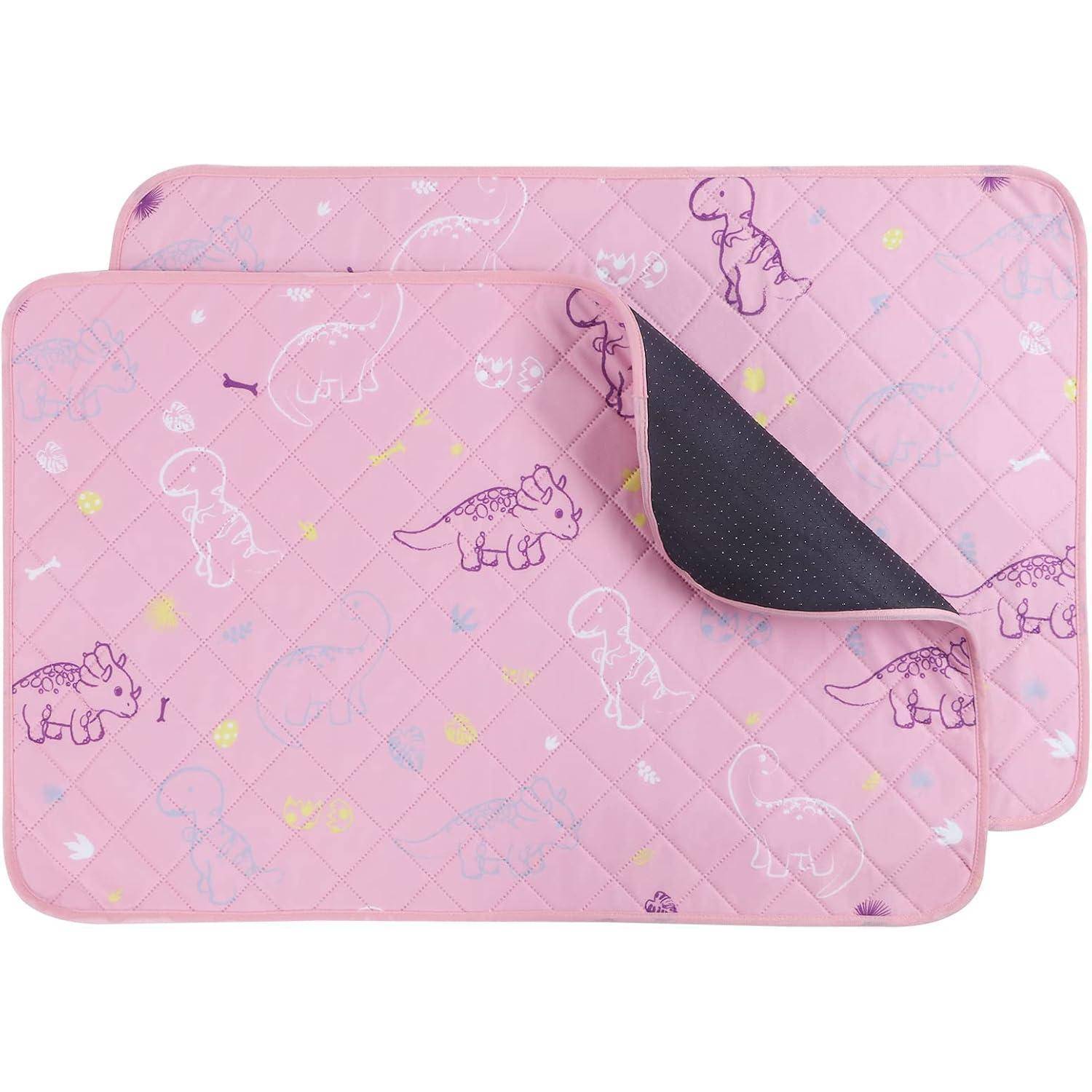 Rosa gesteppte Haustiermatte mit Dinosaurier-Prints, Knochen-Motiven und einer dunklen rutschfesten Unterseite. Geeignet für Komfort und Schutz von Haustieren.