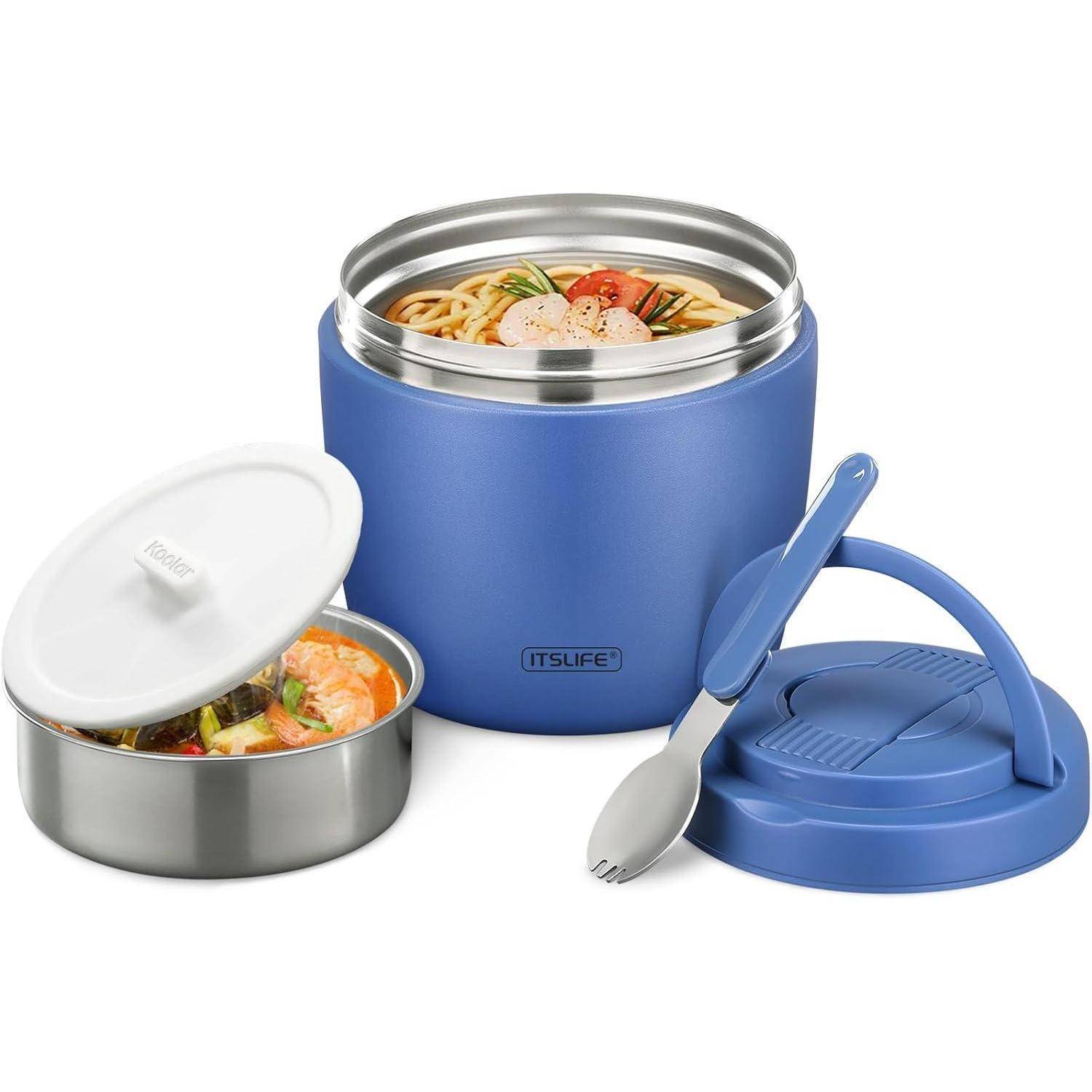 Eine blaue isolierte Lunchbox mit Spaghetti und Tomaten in einem Fach und einem Salat im anderen. Ein grauer Göffel liegt daneben.