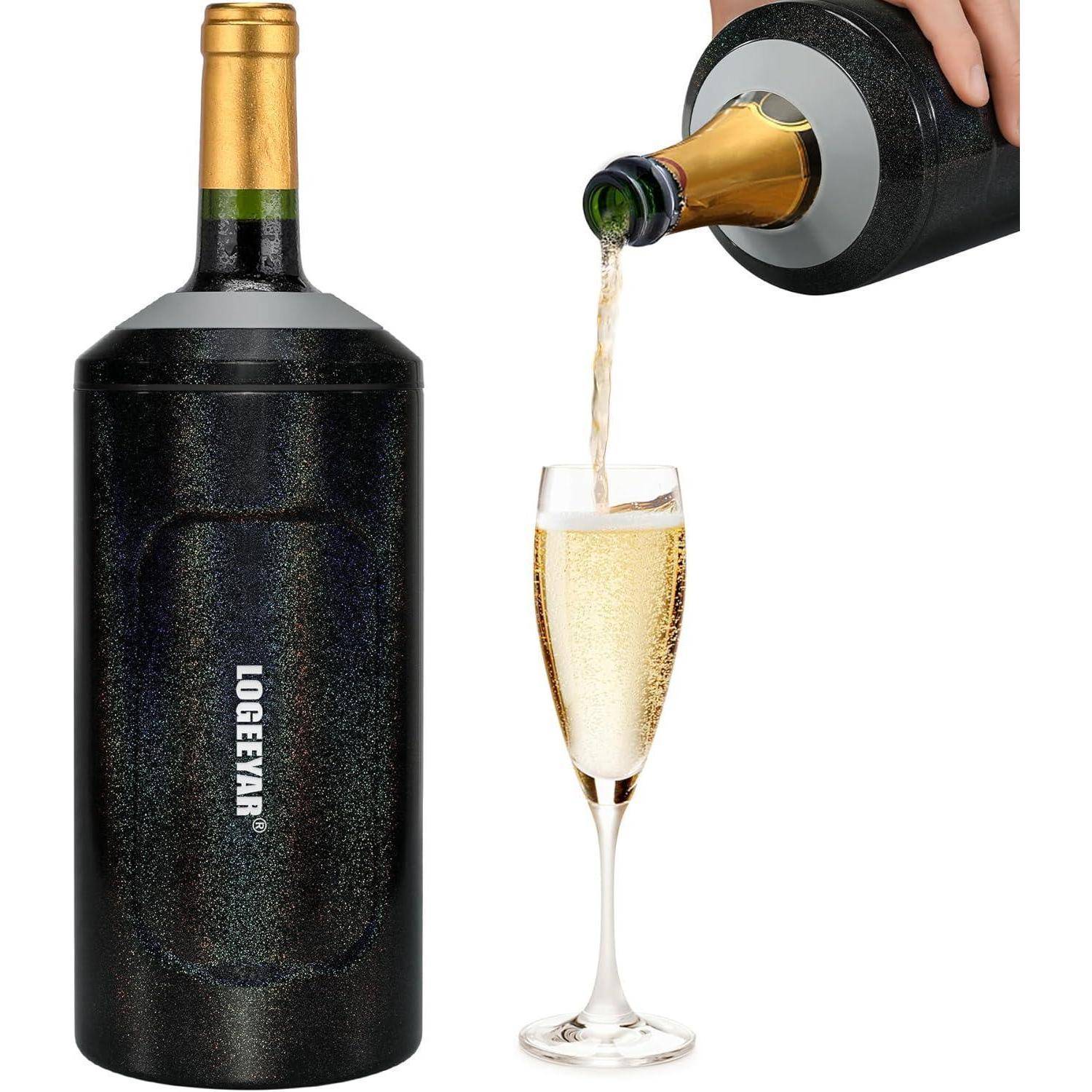 Ein schwarzer Champagnerkühler mit der Aufschrift 'LOCÉCYAR' darauf, daneben eine Flasche, die Champagner in ein Glas einschenkt.