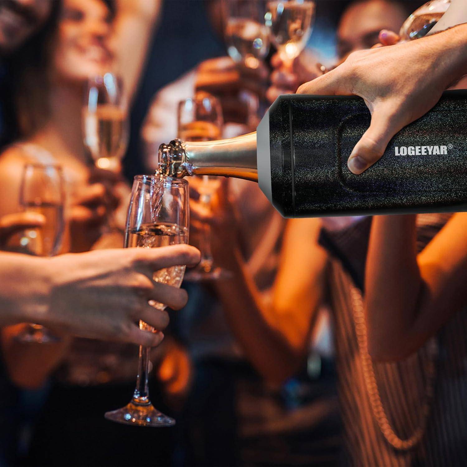 Menschen, die Gläser halten und mit einer Flasche anstoßen bei einer lebhaften gesellschaftlichen Zusammenkunft, was eine festliche Atmosphäre andeutet.