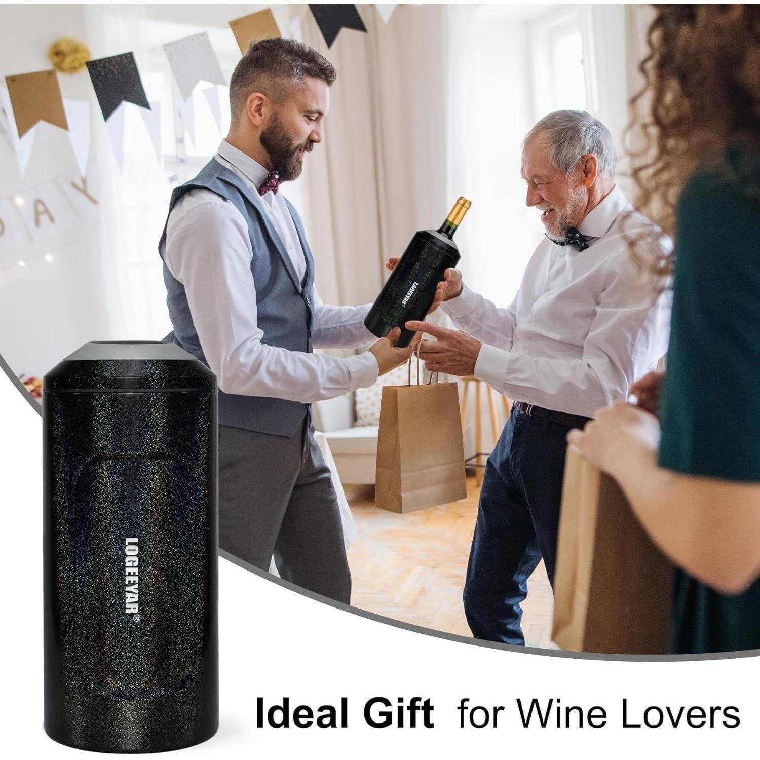 Ein Mann im Anzug überreicht einem anderen Mann bei einer Feier eine Weinflasche, daneben ist ein schwarzer Weintumbler zu sehen. Text: 'Ideales Geschenk für Weinliebhaber