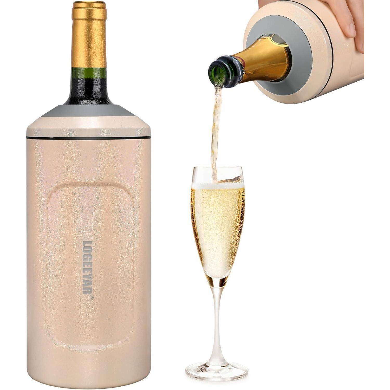 Eine Champagnerflasche wird in ein Sektflöte gegossen. Die Flasche wird in einen isolierten metallischen Weinkühler gestellt.